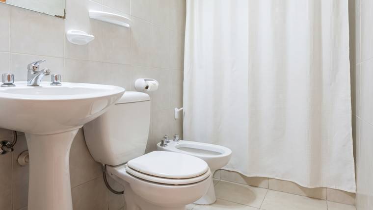 Baño completo con lavatorio, inodoro, bidet y ducha