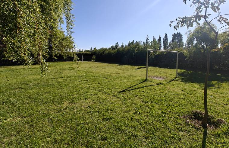 Cancha de fútbol de césped con arcos