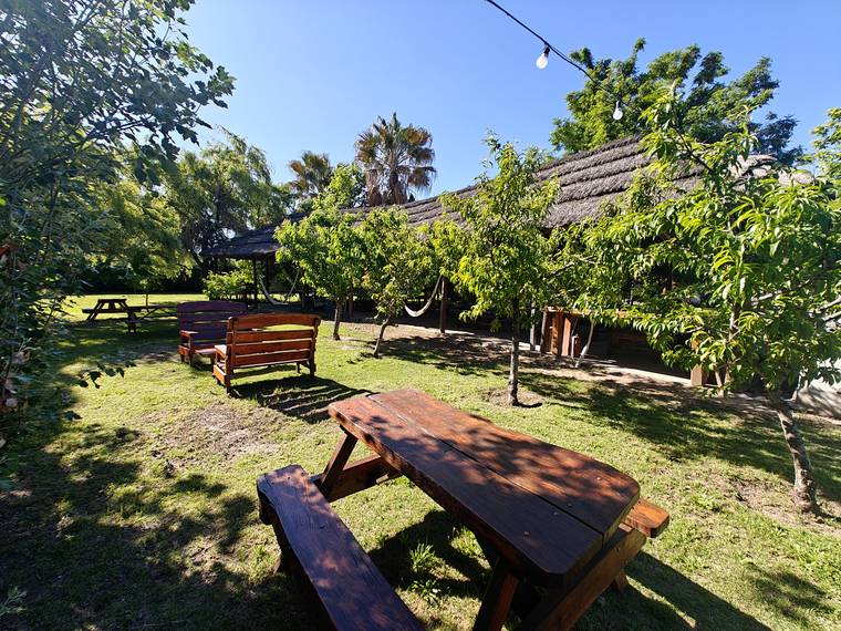 Mesas de picnic y bancos de madera en el parque