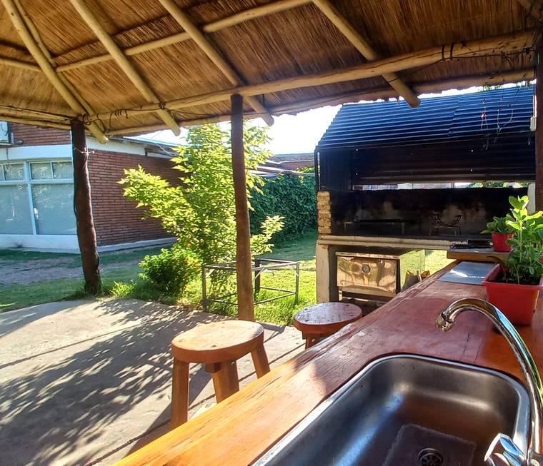 Barra con bacha, parrilla y horno en el quincho