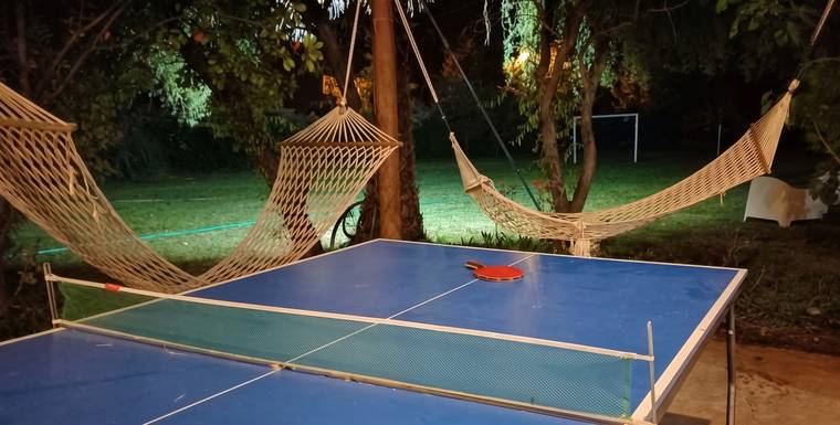 Mesa de ping-pong y hamacas iluminadas de noche