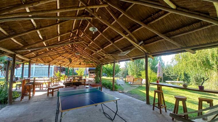 Quincho con mesa de ping-pong, hamaca y barra